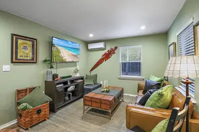 Image de Gator Getaway - Charming 2-bedroom cottage with WiFi, Ac in delightful Anahuac.