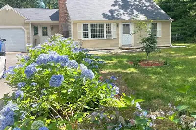 28 Race Lane - Cape Cod home with private lake & tennis access