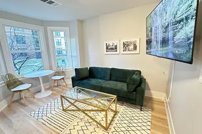 Image de Chic 2-Bedroom Condo in Gold Coast – Modern & Newl