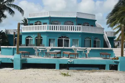 Image de Beach front in welcoming San Pedro w/ Ac, pool, fitness room, WiFi, kitchenette