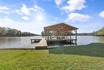 Image de Waterfront, Sleeps 10, Pool Table, Darts, Firepit, Private Pond + More!