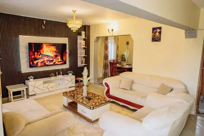 Image de Welcome to your perfect getaway! This stunning 3-bedroom house, located in Thika