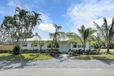 Image de fully updated coastal vibe home close to downtown and beaches w/ open concept.