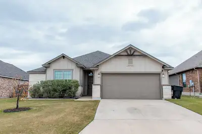Image de Charming 3:2 with Fire-Pit, Community Pool, Park, and Walking Trail. 5min to Bsw