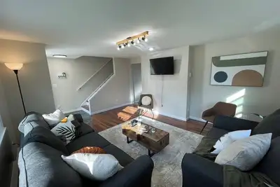 Image de Valley View Luxe l New Renovated half of Duplex l Private parking