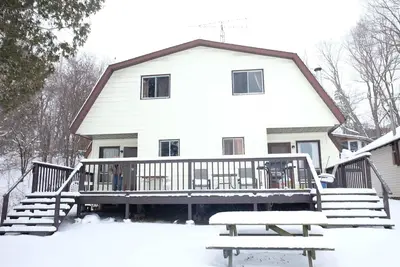 Image de Lakefront Cottage #2 - Less than 30 minutes to Sandbanks  - Lake Consecon Resort