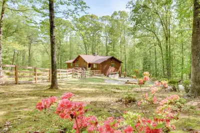 Image de 2 Mi to Toccoa Falls: Cozy Getaway w/ Fire Pit!