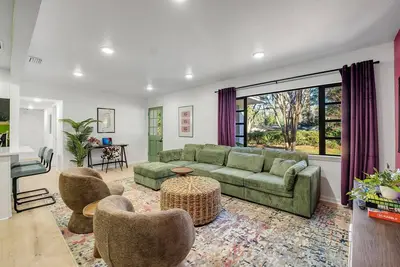 Image de Spacious 4bd - Central Stay w/ Backyard & Games
