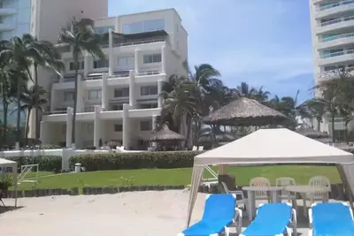 Image de Casa con jardín frente a la playa Playa diamante, reformada