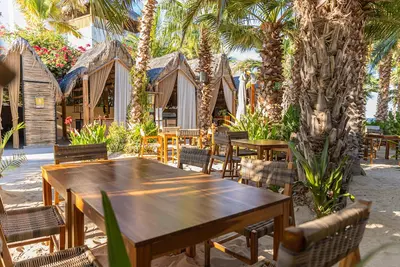 Image de Ocean Breeze: Beachfront Condo w/ Ac and pools!