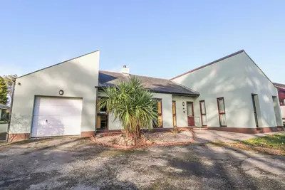Image de Cuddfan, with pool in Llanteg