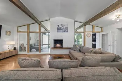 Image de Its not Unusual\nMidTerm Rental