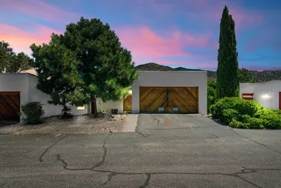 Image de Northeast/Foothills Retreat, With Hottub