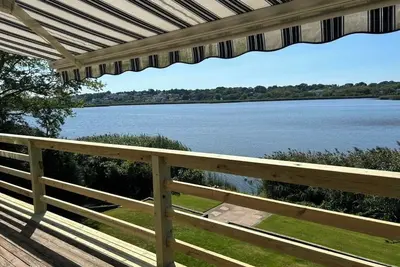 Image de Always clean water view 3-Br Waterfront house in Bonnet Shores Narragansett.