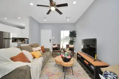 Image de Newly built luxury home<br>3 bedrooms • 2 bathrooms<br>Minutes to Nrg, Medical Center & Downtown<br>Fully furnished with modern amenities<br>Free parking & high-speed Wi-Fi
