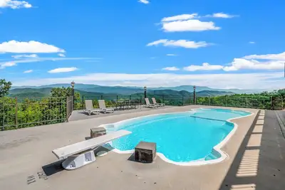 Image de Mountain Views | Fire Pit, Hot Tub, Game Room, Seasonal 85° Pool, Family Fun!