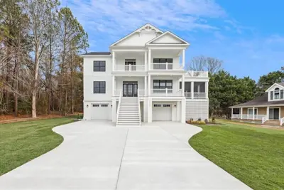 Image de New Construction- Water Views!