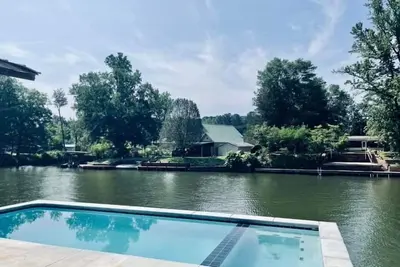 Image de Spacious 8-bedroom house on beautiful Lake Hamilton w pool & theater room