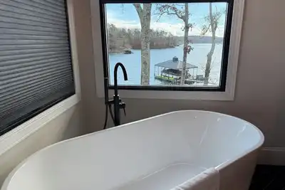 Image de Lake Life Paradise- Luxury Waterfront Home\nMinutes from Clemson