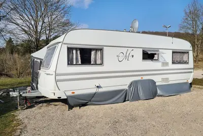 Image de Mietwohnwagen Majestät, 1 Wohn-/Schlafzimmer mit Küchenzeile, Sitzgelegenheit im Vorzelt, max. 4 Personen