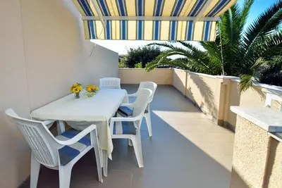 Image de Appartement d'une chambre avec le balcon et la vue sur le mer Mandre, Pag (A-23187-a)