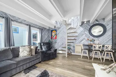 Image de 2 Bedroom Capitola Home w/ Rooftop Deck!