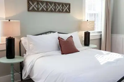 Image de Sojourn at Colley Manor Steps from Local Favorites Unit #6