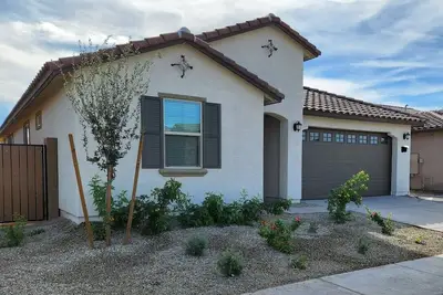 Image de Spacious 3-bedroom house in charming Tolleson with 2 Car Garage +