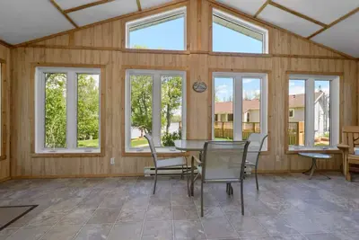 Image de Charming 4-bedroom cabin on water in wonderful Petersfield with WiFi and Tv