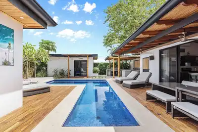 Image de This brand new home is the perfect getaway for friends and family!
