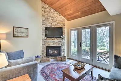 Image de Walk to Ski, Golf & Dining: Jackson Village Condo!