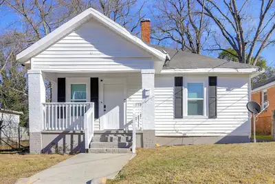 Image de 1 Mi to Ocmulgee Mounds: Charming Home w/ Yard!