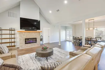 Image de 7 Mi to Talladega Superspeedway: Home w/ Lake View