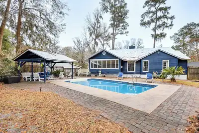 Image de 6 Mi to Dtwn Brunswick: Home w/ Pool & Fire Pit!