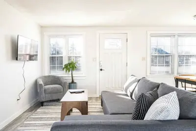 Image de #StayinMyDistrict Depot Bench Near Downtown Bsu