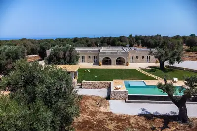 Image de Promotion Stunning luxury retreat with large pool. Great location near the sea