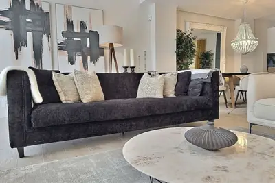 Image de Experience luxury in this stunning three-bedroom modern townhouse frontline to the San Roque Golf