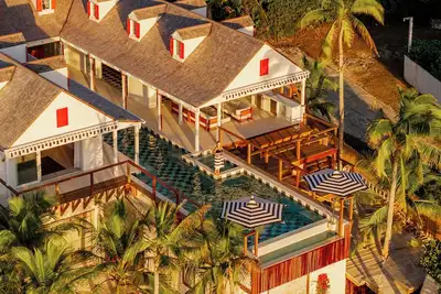 Image de King’s Crown – Luxury Waterfront Estate on Harbour Island, Bahamas