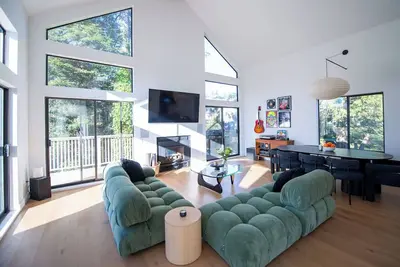 Image de Modern Coastal Retreat | 1 Block To The Ocean