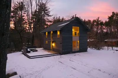 Image de Skyhawk Cabin: refined modern getaway with hot tub