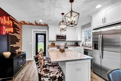 Image de Spacious & Stylish Central Bardstown Home!