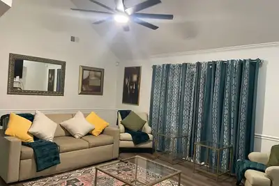 Image de Monthly Stays- Modern, Updated 5- Bedroom Brick Home