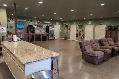 Image de Great for family group or romantic getaway, 4 small bedrooms and large open area