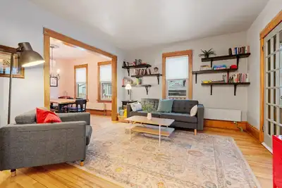 Image de MINNeSTAY* Powderhorn Perch | Private Fenced Yard