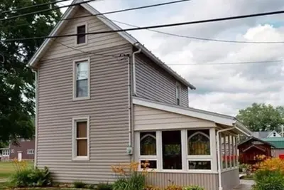 Image de Hot Tub! Book Now for Spring and Summer!