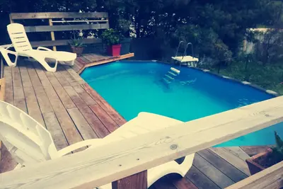 Image de jolie rez de villa avec piscine