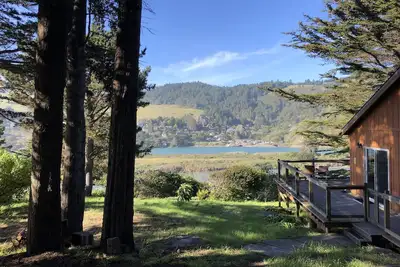 Image de Beautiful home w/sweeping estuary, water views, Wifi, private grill & wood stove