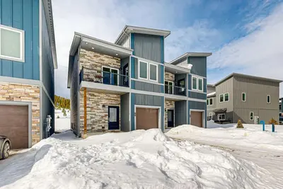 Image de Charming townhouse with mountain views, gas fireplace, and dog friendly