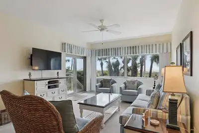 Image de 402 Captains Walk ~ Beachfront Getaway, 1st Floor Walk Out Balcony!