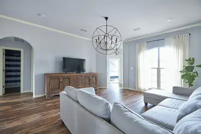 Image de Welcome to this Gorgeous, Renovated Home in Highly Desirable Chaffee Crossing